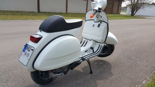 Vespa_rechts.jpg.12ea52b9cd859628d1d380867557363b.jpg