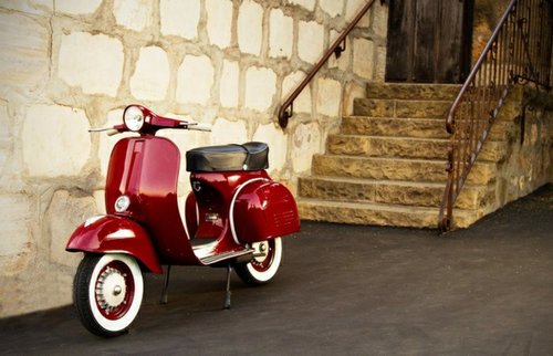 klassisches-Modell-Vespa-Roller-cool-schick-rot.jpg