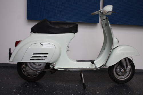 ClassicMoto24.de Vespa 50 Europagrün 2.JPG