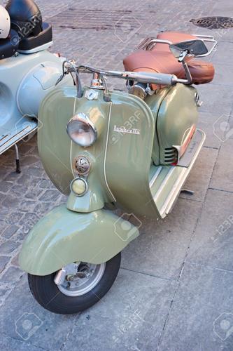 11025822-IMOLA-BO-ITALY-OCTOBER-8-vintage-scooter-Lambretta-Innocenti-exposed-by-the-Vespa-club-Imola-at-old--Stock-Photo.thumb.jpg.6de592c36a13ede1b9b7931b7c25698b.jpg