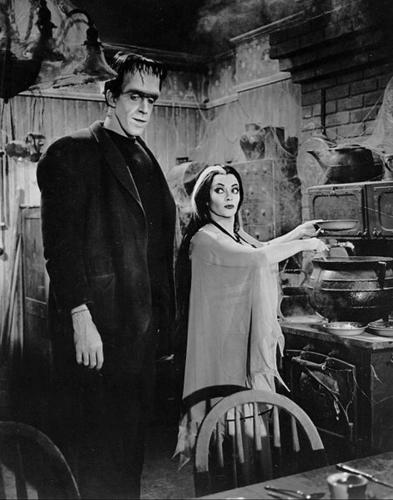 Fred_Gwynne_Yvonne_DeCarlo_The_Munsters_1964.thumb.jpeg.0a5f17c171bc1a64823475267281c718.jpeg