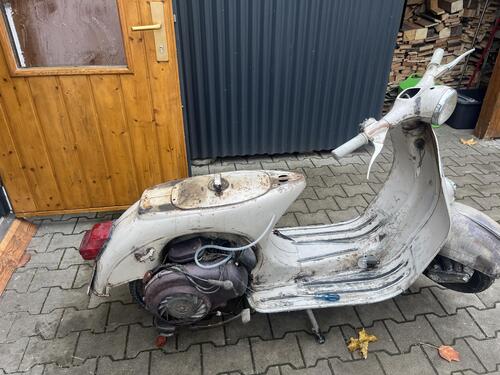 Vespa VNA125360.jpeg