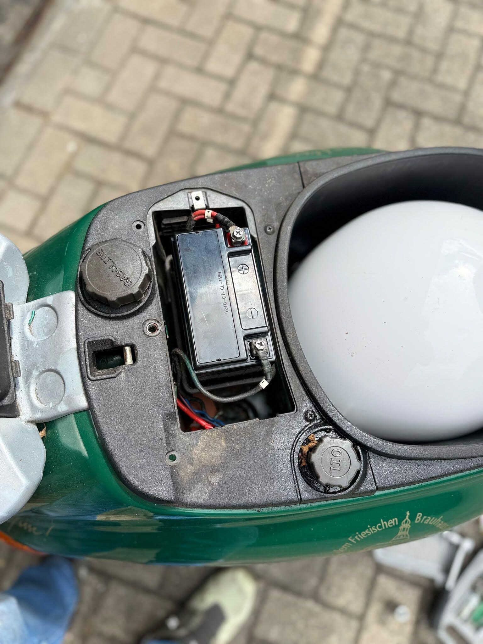 Nagetier hat die Kabel in der Vespa Paggio ET2 50 zertsört !
