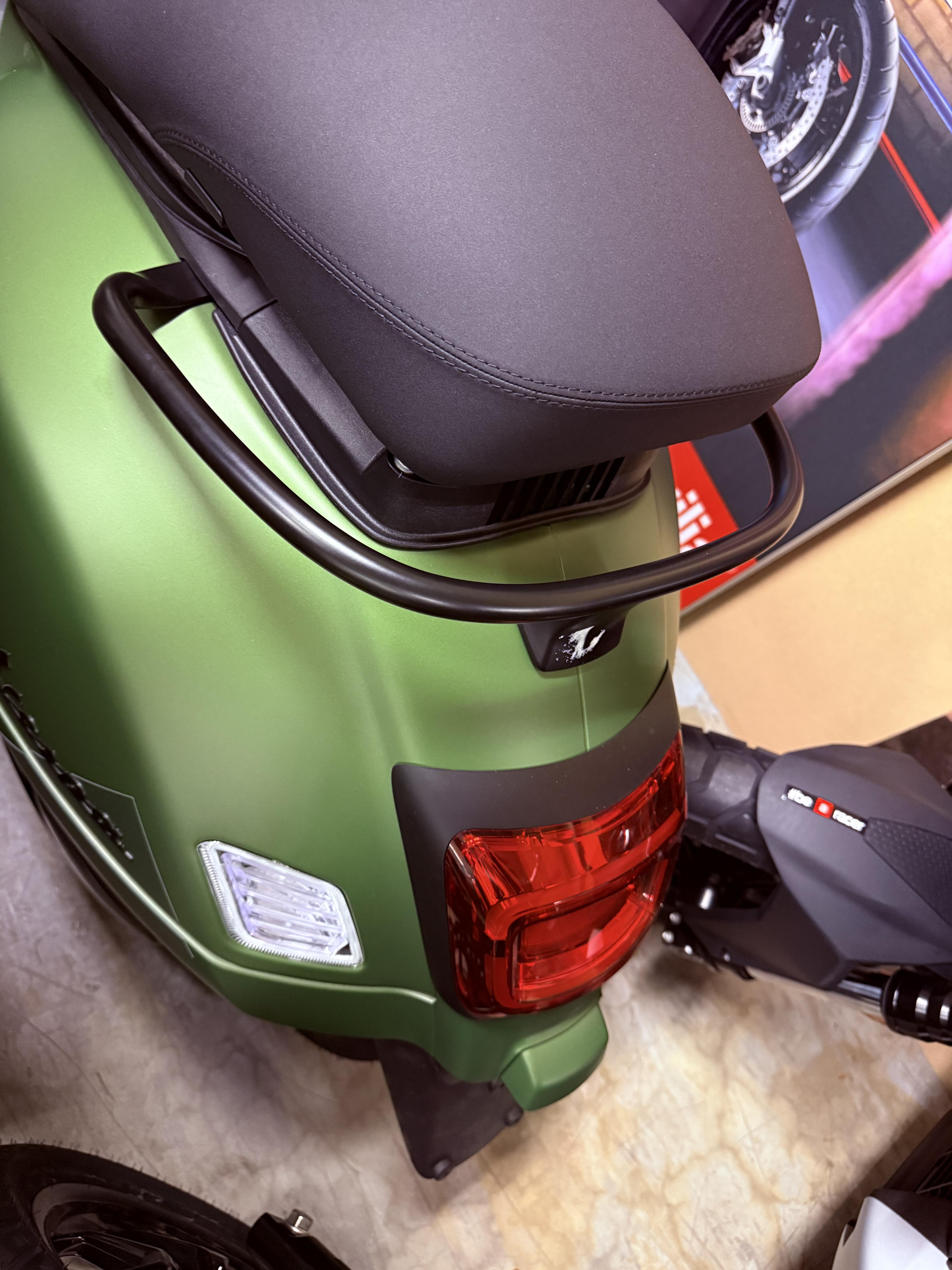 Vespa GTV 310 Verde ribelle matt 2026
